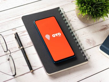 Assam, Hindistan - 6 Ağustos 2021: Telefon ekranında Oyo logosu.