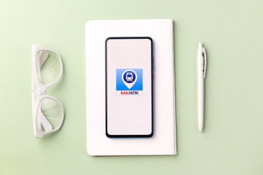 Assam, Hindistan - 6 Ağustos 2021: Telefon ekranı görüntüsünde Demiryolu logosu.