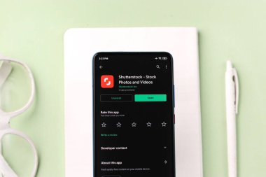 Assam, Hindistan - 19 Nisan 2021: Shutterstock logosu telefon ekranı görüntüsü.