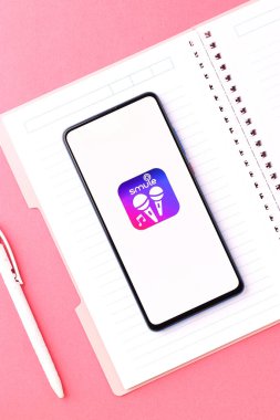 Assam, Hindistan - 6 Ağustos 2021: Telefon ekranında kaçakçılık logosu.