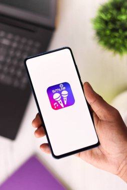 Assam, Hindistan - 6 Ağustos 2021: Telefon ekranında kaçakçılık logosu.