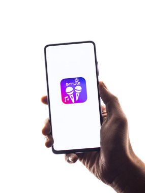 Assam, Hindistan - 6 Ağustos 2021: Telefon ekranında kaçakçılık logosu.