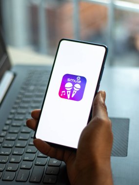 Assam, Hindistan - 6 Ağustos 2021: Telefon ekranında kaçakçılık logosu.