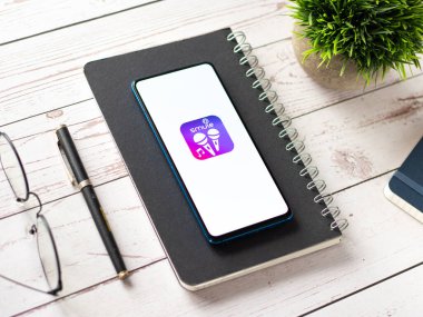 Assam, Hindistan - 6 Ağustos 2021: Telefon ekranında kaçakçılık logosu.