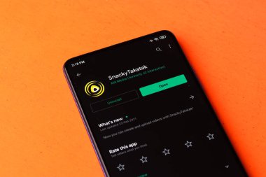 Assam, Hindistan - 6 Ağustos 2021: Telefon ekranı görüntüsünde SnackyTakatak logosu.