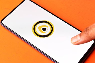 Assam, Hindistan - 6 Ağustos 2021: Telefon ekranı görüntüsünde SnackyTakatak logosu.