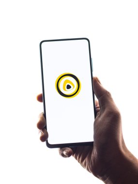 Assam, Hindistan - 6 Ağustos 2021: Telefon ekranı görüntüsünde SnackyTakatak logosu.