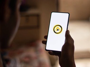 Assam, Hindistan - 6 Ağustos 2021: Telefon ekranı görüntüsünde SnackyTakatak logosu.