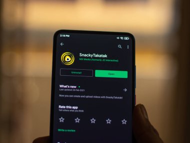 Assam, Hindistan - 6 Ağustos 2021: Telefon ekranı görüntüsünde SnackyTakatak logosu.