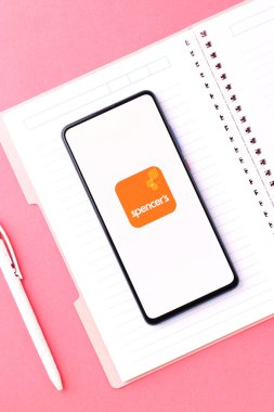 Assam, Hindistan - 6 Ağustos 2021: Telefon ekranında Spencer 'ın Perakende Logosu.