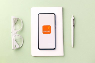 Assam, Hindistan - 6 Ağustos 2021: Telefon ekranında Spencer 'ın Perakende Logosu.