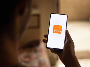 Assam, Hindistan - 6 Ağustos 2021: Telefon ekranında Spencer 'ın Perakende Logosu.