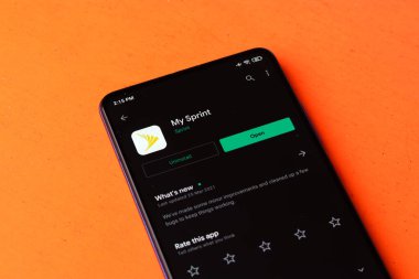Assam, Hindistan - 6 Ağustos 2021: Telefon ekranında Sprint Corporation logosu.