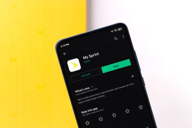 Assam, Hindistan - 6 Ağustos 2021: Telefon ekranında Sprint Corporation logosu.