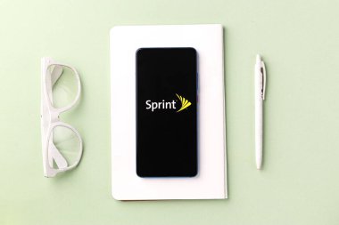 Assam, Hindistan - 6 Ağustos 2021: Telefon ekranında Sprint Corporation logosu.