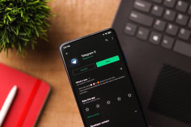Assam, Hindistan - 6 Ağustos 2021: Telefon ekranındaki X logosu.