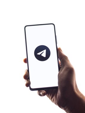 Assam, Hindistan - 6 Ağustos 2021: Telefon ekranındaki X logosu.