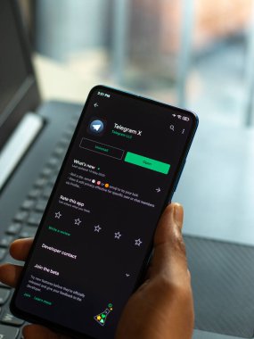 Assam, Hindistan - 6 Ağustos 2021: Telefon ekranındaki X logosu.