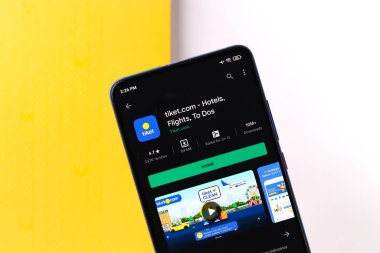 Assam, Hindistan - 19 Nisan 2021: Telefon ekranı görüntüsünde Tiket logosu.