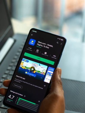 Assam, Hindistan - 19 Nisan 2021: Telefon ekranı görüntüsünde Tiket logosu.