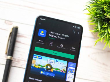 Assam, Hindistan - 19 Nisan 2021: Telefon ekranı görüntüsünde Tiket logosu.