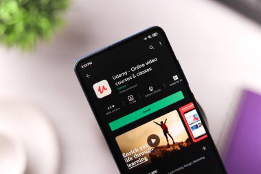 Assam, Hindistan - 19 Nisan 2021: Telefon ekranında Udemy logosu.