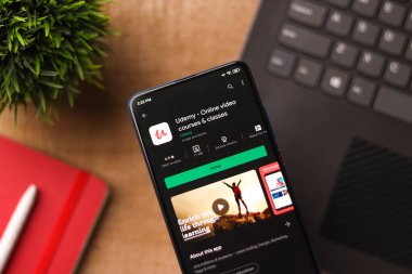 Assam, Hindistan - 19 Nisan 2021: Telefon ekranında Udemy logosu.
