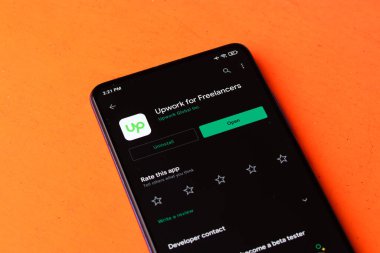 Assam, Hindistan - 29 Kasım 2020: Telefon ekranı görüntüsü üzerinde çalışma logosu.