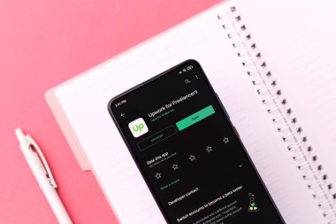 Assam, Hindistan - 29 Kasım 2020: Telefon ekranı görüntüsü üzerinde çalışma logosu.