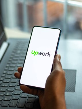 Assam, Hindistan - 29 Kasım 2020: Telefon ekranı görüntüsü üzerinde çalışma logosu.