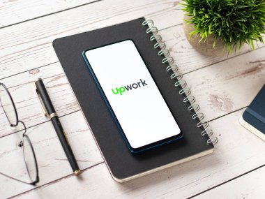 Assam, Hindistan - 29 Kasım 2020: Telefon ekranı görüntüsü üzerinde çalışma logosu.