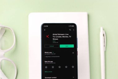 Assam, Hindistan - 29 Kasım 2020: Telefon ekranında Airtel xstream logosu.
