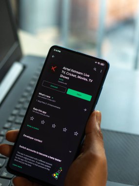 Assam, Hindistan - 29 Kasım 2020: Telefon ekranında Airtel xstream logosu.