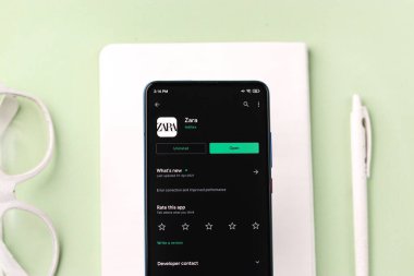Assam, Hindistan - 6 Ağustos 2021: Telefon ekranı görüntüsünde ZARA logosu.