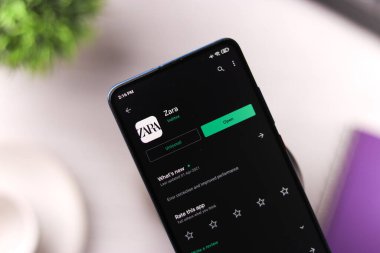 Assam, Hindistan - 6 Ağustos 2021: Telefon ekranı görüntüsünde ZARA logosu.