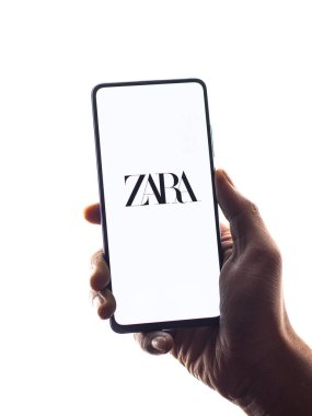 Assam, Hindistan - 6 Ağustos 2021: Telefon ekranı görüntüsünde ZARA logosu.