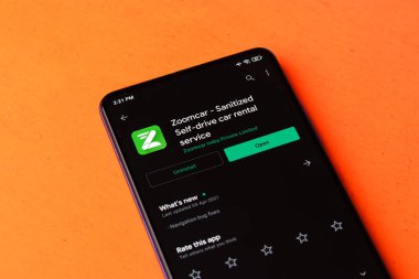 Assam, Hindistan - 22 Ağustos 2020: Telefon ekranında Zoomcar logosu.