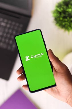 Assam, Hindistan - 22 Ağustos 2020: Telefon ekranında Zoomcar logosu.