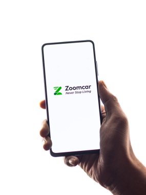 Assam, Hindistan - 22 Ağustos 2020: Telefon ekranında Zoomcar logosu.