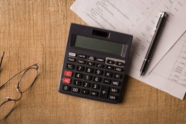 Beyaz arkaplan üzerindeki siyah hesap makinesi izole edilmiş stok resmi.