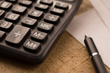 Beyaz arkaplan üzerindeki siyah hesap makinesi izole edilmiş stok resmi.