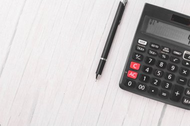 Beyaz arkaplan üzerindeki siyah hesap makinesi izole edilmiş stok resmi.