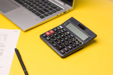 Beyaz arkaplan üzerindeki siyah hesap makinesi izole edilmiş stok resmi.