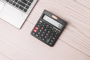 Beyaz arkaplan üzerindeki siyah hesap makinesi izole edilmiş stok resmi.