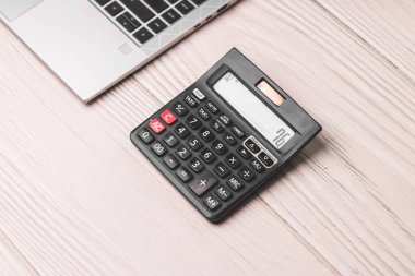 Beyaz arkaplan üzerindeki siyah hesap makinesi izole edilmiş stok resmi.