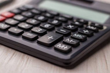 Beyaz arkaplan üzerindeki siyah hesap makinesi izole edilmiş stok resmi.