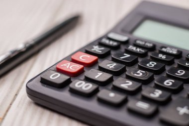 Beyaz arkaplan üzerindeki siyah hesap makinesi izole edilmiş stok resmi.