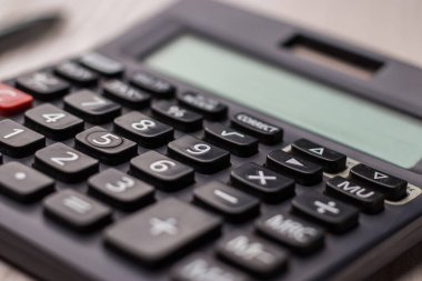 Beyaz arkaplan üzerindeki siyah hesap makinesi izole edilmiş stok resmi.