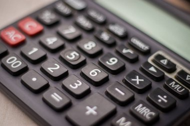 Beyaz arkaplan üzerindeki siyah hesap makinesi izole edilmiş stok resmi.