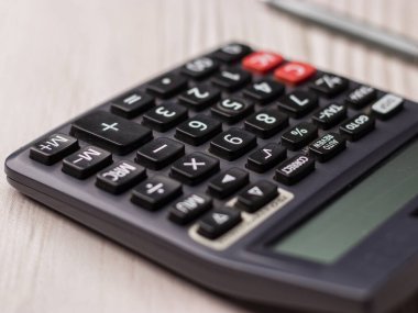 Beyaz arkaplan üzerindeki siyah hesap makinesi izole edilmiş stok resmi.